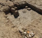 Vue de la base de l’hypocauste constitué d’un fond revêtu de mortier de tuileau et ayant conservé quelques pilettes en grès ou en briques. 