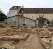 Les vestiges avec, en arrière-plan, l’église prieurale.