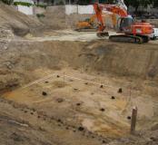 Fouille de l'embarcadère antique en amont des aménagements de la clinique des Dames Blanches. Les têtes des pieux après le décapage profond de la zone. La double rangée de piquets située au premier plan correspond à la limite nord du premier état de l'embarcadère.
