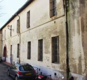 La façade sur la place des Hauts-Murats
