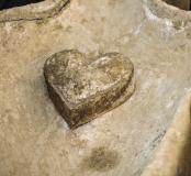 Vue de détail du coeur en plomb posé sur l’un des sarcophages. La présence de cette relique signe en général une pratique d’embaumement, un rituel funéraire réservé aux élites (fouille de Flers, 2014).