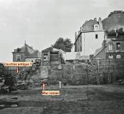 Sur ce cliché des années 1930 pris lors de la réalisation des terrassements pour la construction des Galeries Lafayette, on voit nettement, en coupe, le mur roman. 
