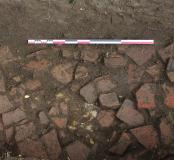 Dans cette seconde tranchée, les couches archéologiques d’époque antique sont scellées sous un niveau de fragments de tuiles romaines.