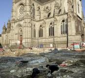 Vue du chantier de fouille, avec l’imposante église Notre-Dame-de-Bonne-Nouvelle en arrière-plan. 