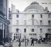 Le cinéma Omnia-Pathé photographié depuis la place du Calvaire avant l'incendie de 1930