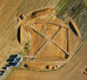 Vue aérienne du tumulus de Vix en cours de fouille (Côte-d'Or)