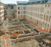 Un couvent de carmélites du 17<sup>e</sup> siècle dans la cour d'une école