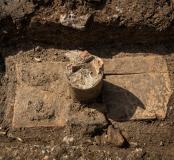 Fouille de la nécropole antique des berges de la Robine, conduit à libation (alimentant un vase ossuaire) sur une tombe à coffrage de tuile