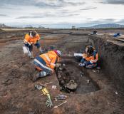 Les archéologues s’attèlent à la fouille de la sépulture en bordure des pistes de l’aéroport.