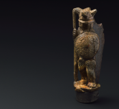 Canif à manche en ivoire. Ce petit couteau de poche à lame pliante présente un manche décoré d’un gladiateur armé et casqué prêt au combat. Antiquité (contexte IVe siècle).