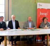De gauche à droite : Daniel Guérin, directeur général de l'Inrap, Dominique Garcia, président de l’Inrap, Alain Gest, président d'Amiens Métropole, et Brigitte Fouré, maire d'Amiens, à l'occasion de la signature d'une convention-cadre de partenariat culturel, le 25 avril 2022.