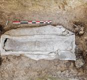 Sarcophage en plomb accompagné d’équerres d’angles pour assembler et renforcer le coffrage de bois. 