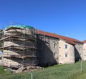 Façades arrières, précédées du fossé. 