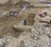 Vue de la fouille du bâtiment antique. Les sacs en plastiques contiennent des prélèvement de phosphate afin de détecter la présence éventuelle de bétail.