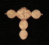 Croix plate composée d'éléments circulaires (sol 127)
