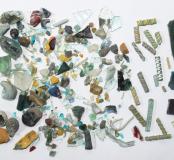 Lot d’artefacts issu du tamisage d’une unité stratigraphique de l’atelier de verrier du VIIIe siècle.
