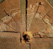 Vue aérienne du tumulus en cours de fouille ; au centre, la tombe princière apparaît à nouveau, 66 ans après sa fouille.