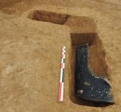 Dans un trou d'homme anglo-canadien, un fragment de carlingue d'avion abattu pendant les combats a été éliminé lors de la remise en culture de la parcelle.