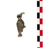 Fibule en forme d’oiseau à bec crochu en argent doré et grenat,  découverte dans la nécropole du vicus de Boutae, qui a précédé la ville d'Annecy (Haute-Savoie).