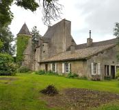 Façade sur cour de l'aile nord du château de Marigny à Fleurville faisant face au corps de ferme. 