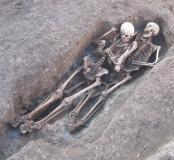 Vue de sépultures rupestres d’époque médiévale superposées et contenant les squelettes de trois femmes d’âge mûr à âgé.