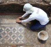 Mosaïque en cours de nettoyage. 