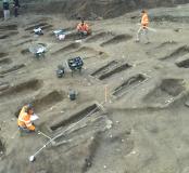 Vue aérienne du cimetière en cours de fouille.