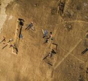 Fouille vue du ciel. Les carroyages permettent de localiser les sédiments prélevés pour le tamisag