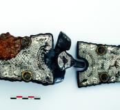 Éléments de ceintures (plaque-boucle et contreplaque) damasquinés avec du tissu minéralisé. 