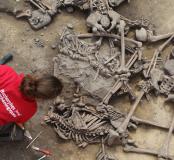 Les équipes de l'Inrap ont fouillé manuellement la structure pendant plusieurs semaines  © Philippe Lefranc, Inrap 