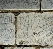 Regroupement de noms de soldats australiens de la Grande Guerre retrouvées dans la grotte souterraine de Naours (Somme), 2016.  On note en bas à droite du cliché l’inscription laissée par Allan Allsop le 2 janvier 1917. C’est grâce au journal de marche de