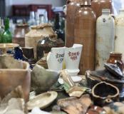 Objets du quotidien (bouteilles, mignonnettes, flacons encriers, etc) datés du début du XXe siècle découverts dans un dépotoir à Vénissieux (Rhône). 