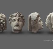 Détail des quatre faces de la tête de satyre présentant le mode de fixation, les factures différentes entre les parties droites et gauches du visage attestant de l'appartenance de celle-ci à un ensemble sculptural en haut-relief beaucoup plus vaste.