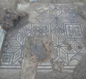 Sol mosaïqué polychrome à décors géométriques découvert au sein d'un quartier de l'antique Nemausus à Nîmes (Gard), en 2023.  