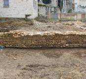 Mur de terrasse fouillé à Creil (Oise) en 2023. Ce site présente&nbsp; des occupations de l’époque médiévale jusqu’à l’époque contemporaine.