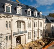Vue de la fouille devant le logis Renaissance ; on distingue au premier plan les vestiges de la tour-porche, à Villers-Cotterêts (Aisne). 