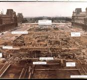 Vue des fouilles de la Cour Napoléon, sur l'emplacement actuel de la Pyramide. Fouille du Grand Louvre, 1984-2003.   Cette photo n'est pas à vendre. 