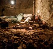 Dégagement des ossements. Fouille dans la catacombe des saints Pierre et Marcellin (IIIe-IVe s.), Rome, 2008.  Entre 2005 et 2008, un programme de fouilles a été engagé permettant la mise au jour d'un nombre considérable d'ossements humains dans un secteu