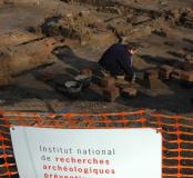 Fouille de la partie thermale de la villa gallo-romaine des Alleux (Côtes-d'Armor), 2005-2006.  Au second plan on reconnaît les piles d'hypocauste des pièces chauffées des thermes (tepidarium et caldarium). 