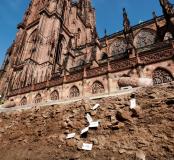 Fouille aux abords de la cathédrale de Strasbourg (Bas-Rhin), 2012.  À l'arrière plan la cathédrale ; au premier plan, les niveaux archéologiques du chantier de construction de cette dernière, édifiée entre le XIIe et le XVe s. On retrouve dans ces niveau