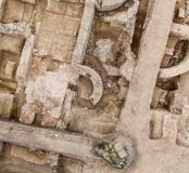 Séchoir à grains en T installé dans les thermes de la villa de la Guyomerais (Ille-et-Vilaine), IVe s. de notre ère, 2012.  La villa est détruite à la fin du IIIe s. mais le site reste occupé et exploité au IVe s. comme en témoigne ce grand séchoir. 