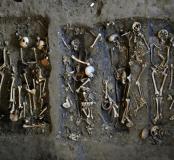 Groupe de sépultures à inhumation dans la galerie des enfeus du couvent des Jacobins, XVe-XVIIe s., Rennes (Ille-et-Vilaine), 2012.&nbsp;