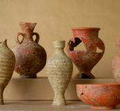 Mobilier céramique extrait des sépultures mises au jour place Montalivet à Valence (Drôme) en 2007.  Certains vases présentent des bris et des mutilations volontaires correspondant à un rituel lié aux banquets funéraires. 
