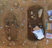 Vue zénithale de deux sépultures de la nécropole de la "Haute-Cour" à Esvres (Indre-et-Loire), 2013.Les objets déposés dans la sépulture de droite sont en cours de prélèvement.