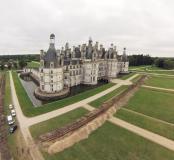 Vue générale du château de Chambord (Loir-et-Cher) et du parterre prise depuis le nord-est en regardant vers le sud-ouest, 2013.A droite, on voit le premier sondage qui recoupe le parterre nord, parallèle à la façade principale du château. Il a permis de 