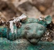 Détail de la tête de félin ornant l'ouverture d'un chaudron en bronze, provenant d'une tombe princière datée du début du Ve siècle avant notre ère, retrouvée dans un complexe funéraire monumental exceptionnel, mis au jour à Lavau (Aube), 2015. 