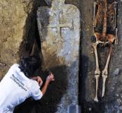 Dégagement d'un sarcophage en plomb dans le chœur de l'église du couvent des Jacobins, Rennes (Ille-et-Vilaine), 2013.  Environ 800 sépultures y ont été mises au jour par les archéologues, dont cinq cercueils de plomb. L’un d’eux contenait une dépouille d