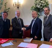 Dominique Garcia, président de l'Inrap, et Jean-Pierre Gorges, président de Chartres métropole, en présence de Daniel Guérin, directeur général de l'Inrap, et de Rémi Martial, maire de Lèves.