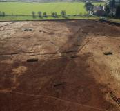 Vue aérienne du site de La Cavalade. Les plots qui apparaissent dans la partie centrale de la photo séparent le tronçon de l'autoroute A9 au nord-ouest (bas de l'image) de celui de la LGV Contournement Nîmes Montpellier (haut de l'image). La Cavalade, Montpellier (Hérault), 2013. © PhotoVideoAerienne34, Inrap