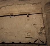 Vue aérienne du décapage et des sondages profonds sur le site de Courconne. Le chemin, l'enclos et la tombe apparaissent nettement dans le bas du cliché. (Le nord est en haut à droite. Les 5 points marqués en orange sur la photo sont des repères topographiques pour le référencement géographique des photos aériennes). Courconne, Mauguio (Hérault), 2013. © Archéodrone, Inrap